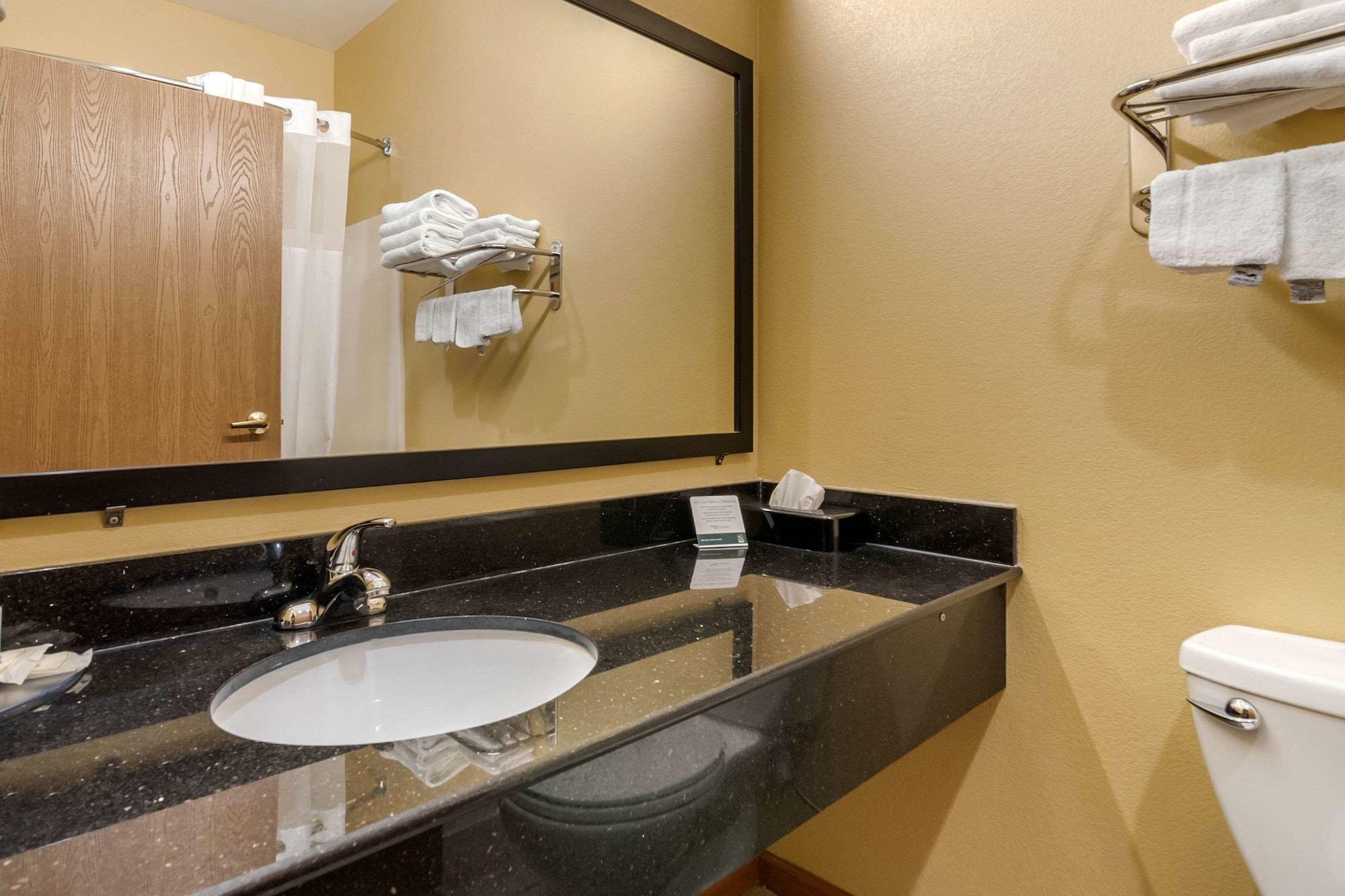 Quality Inn & Suites Lenexa Kansas City Екстериор снимка