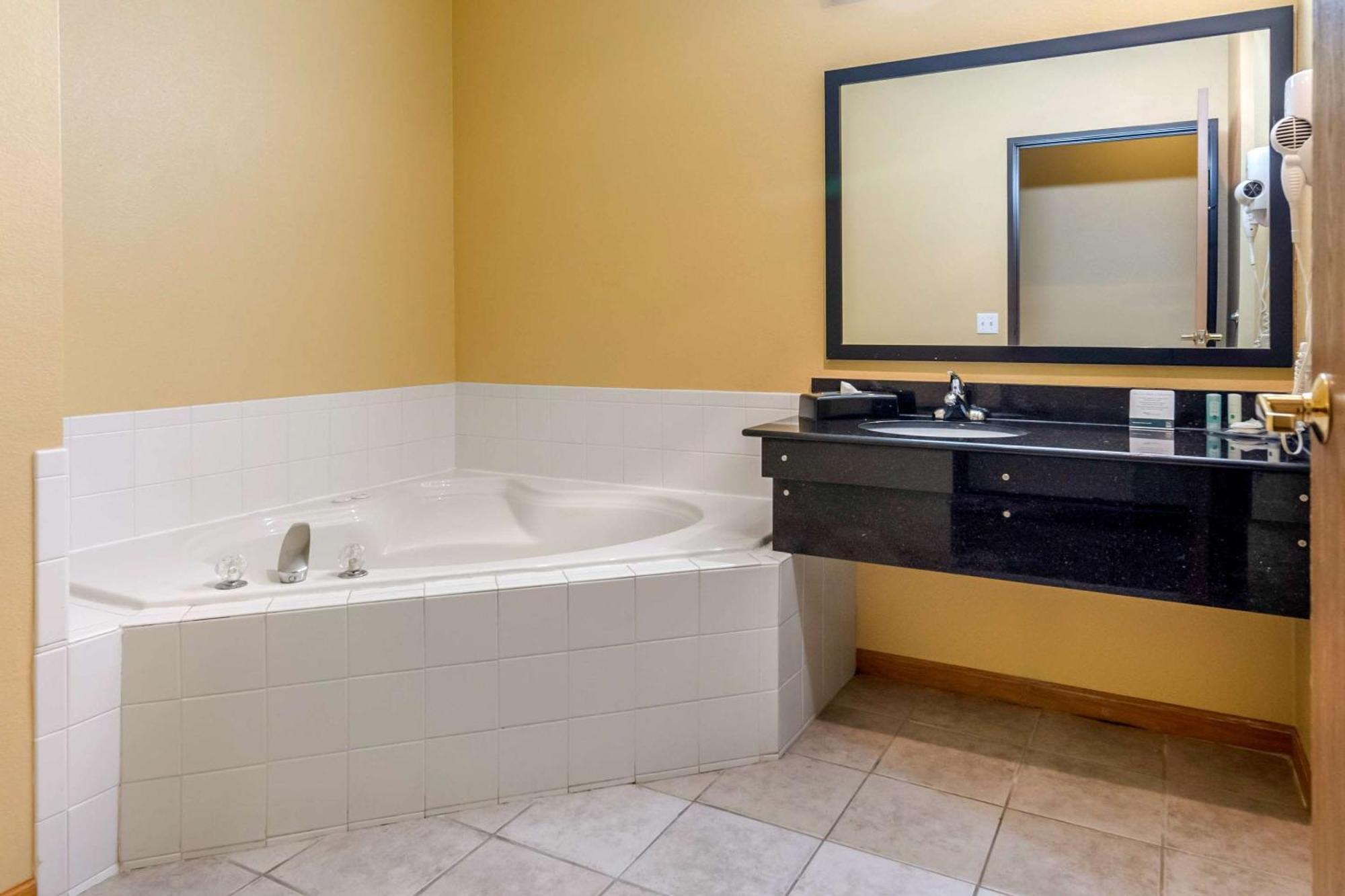 Quality Inn & Suites Lenexa Kansas City Екстериор снимка
